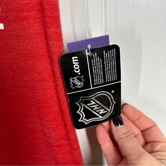 NWT Adidas Detroit Red Wings Graphic V Neck Short Sleeve Red Tee Large - Picture 6 of 6